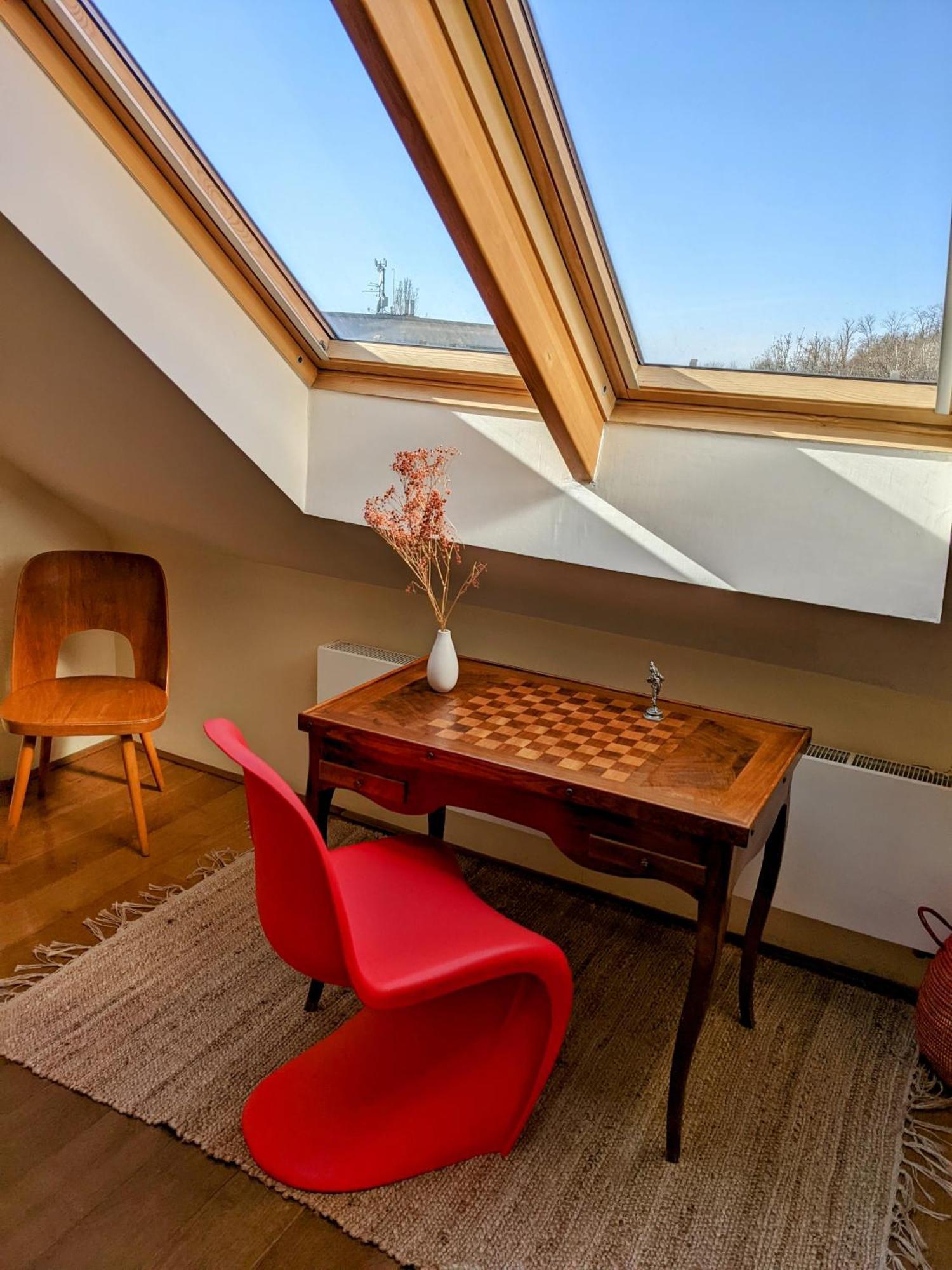 Guestrooms, Rooftop With Garden, Spacious Living Room, Character And Fireplace * Praga