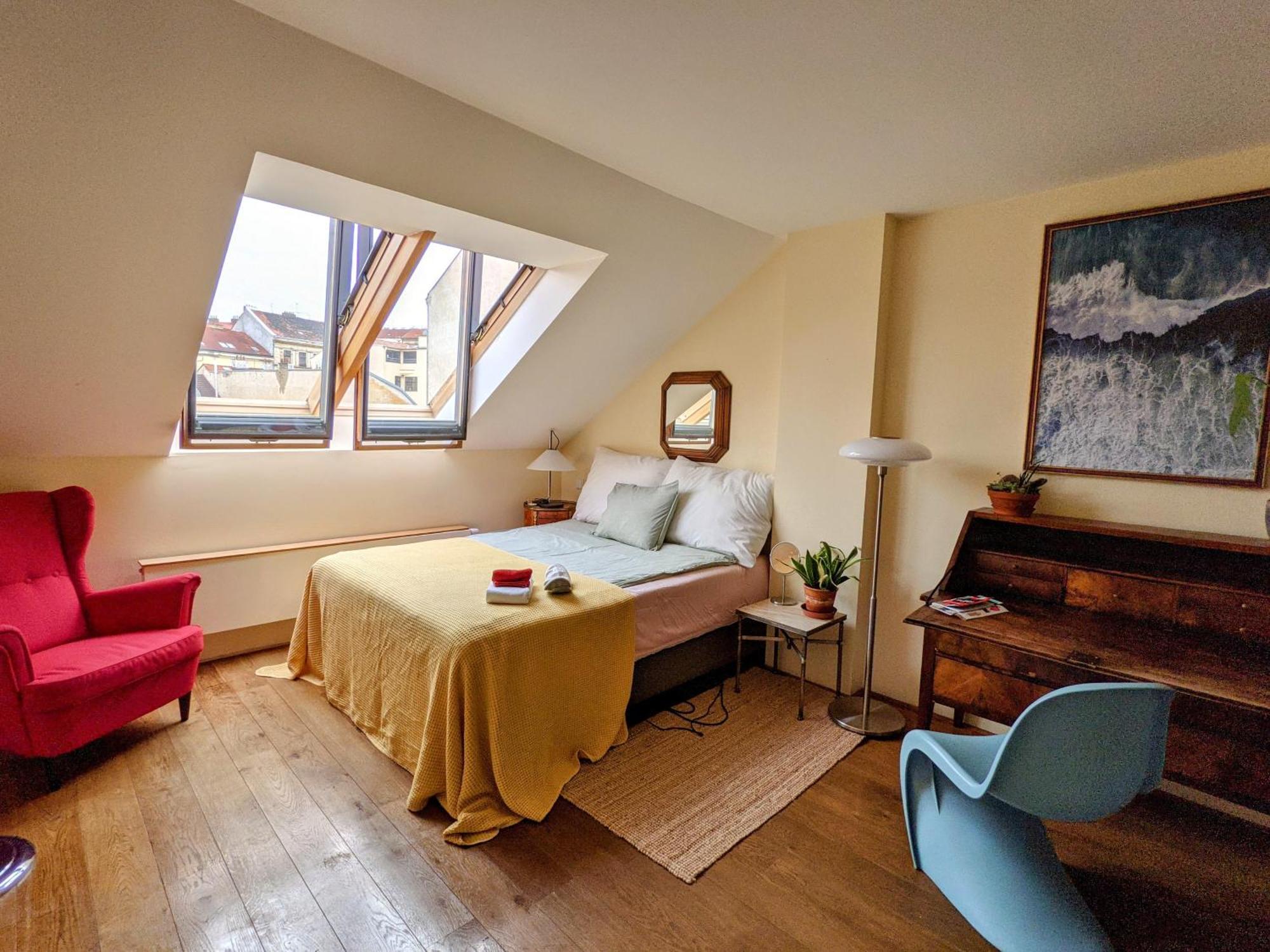 Guestrooms, Rooftop With Garden, Spacious Living Room, Character And Fireplace Praga